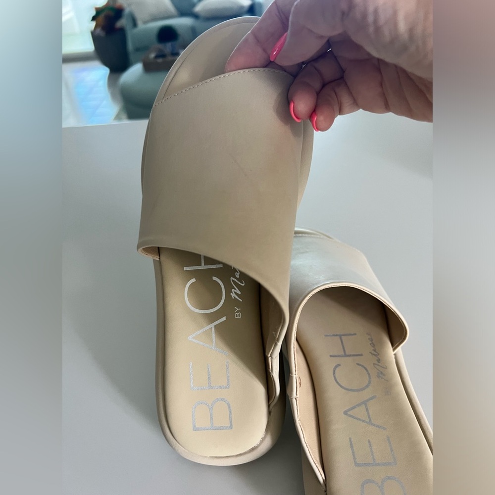 Slip on super comfortable beach by Matisse shoes.
